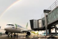 Bão số 6 đi vào đất liền, nhiều chuyến bay tiếp tục bị huỷ và điều chỉnh