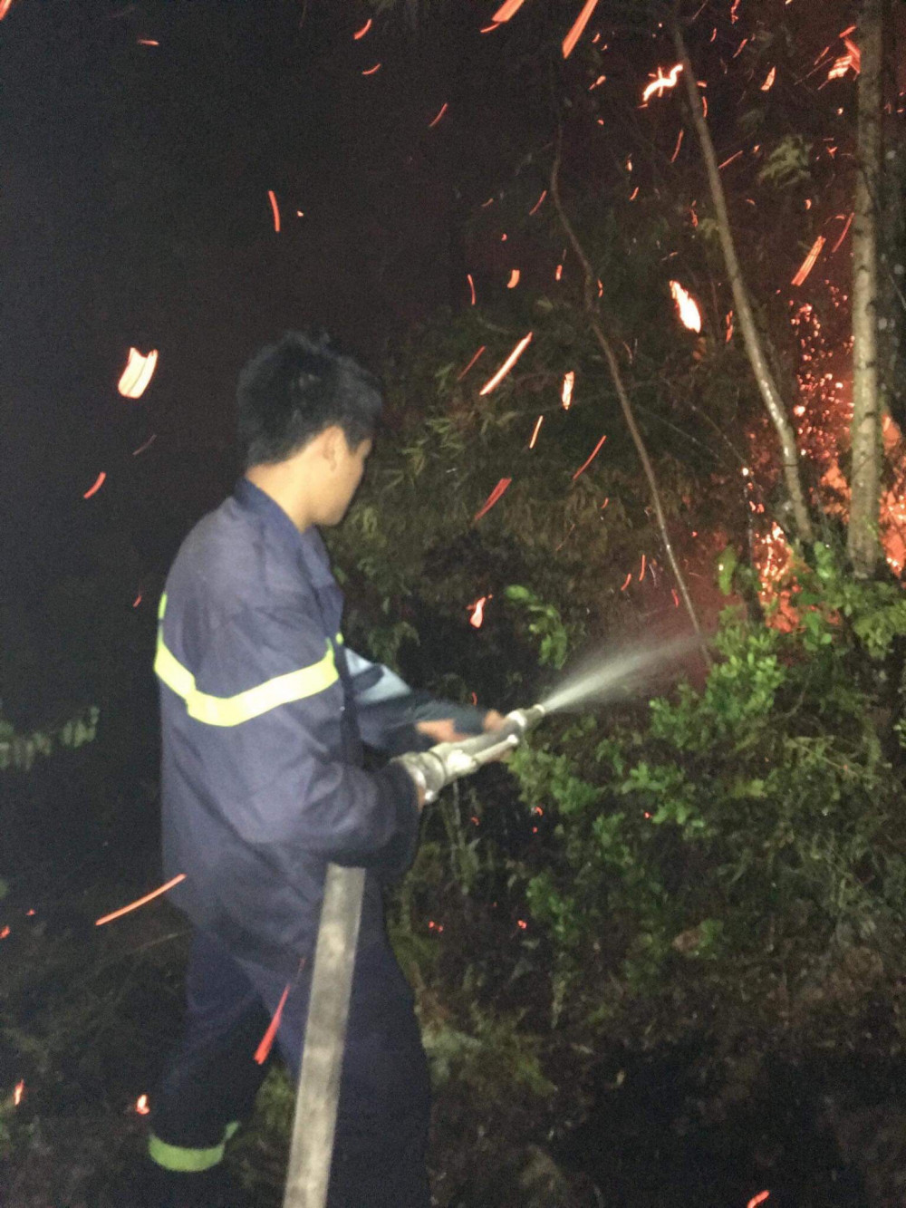 Lực lượng PCCC và CNCH – CAQ Đồ Sơn nỗ lực tham gia chữa cháy