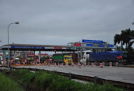 Ô tô sẽ bị xử phạt nếu không dán thẻ đi vào làn thu phí tự động