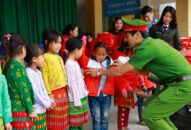 Báo An ninh Hải Phòng, Ngân hàng Vietinbank chi nhánh Lê Chân, Công an phường Lạch Tray: Trao tặng áo ấm miền biên cương
