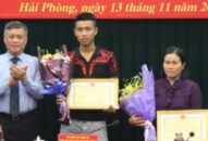 Khen thưởng người phụ nữ nhặt được 3.500USD, chờ “khổ chủ” đến trả