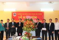 Phó Chủ tịch UBNDTP Lê Khắc Nam thăm, chúc mừng nhà giáo, đơn vị tiêu biểu