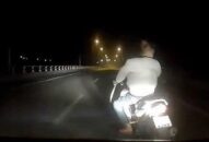 Thanh niên đầu trần đi xe máy cầm hung khí, đánh võng trước ôtô là ai?