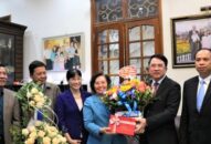 Lãnh đạo thành phố thăm, chúc mừng các Nhà giáo tiêu biểu nhân dịp 20-11