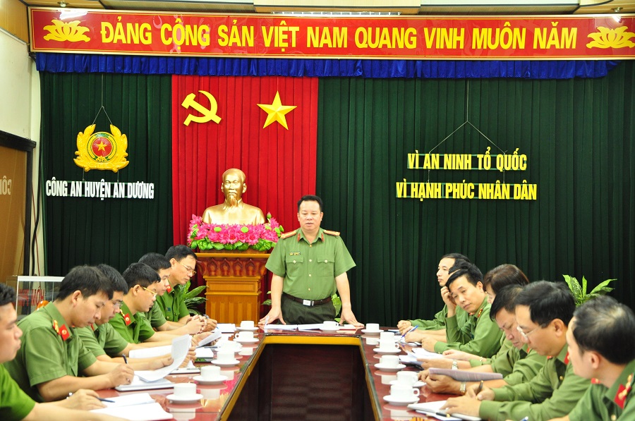 Đại tá Nguyễn Quốc Hùng- Phó Giám đốc CATP làm việc với CAH An Dương 