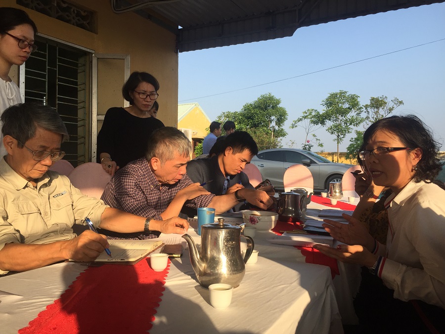 Tiến sĩ Lưu Thị Hồng (người mặc áo trắng đeo kính) báo cáo đề tài nghiên cứu về lọc nước với các đại biểu thăm quan triển khai mô hình Tiến sĩ Lưu Thị Hồng (người mặc áo trắng đeo kính) báo cáo đề tài nghiên cứu về lọc nước với các đại biểu thăm quan triển khai mô hình