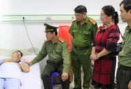 Giám đốc CATP thăm Thượng úy Phạm Tùng Anh bị thương trong khi cứu người gặp nạn