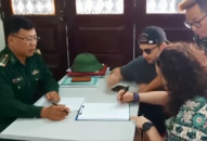 Đồn BP Cát Bà trả lại tài sản cho một du khách nước ngoài