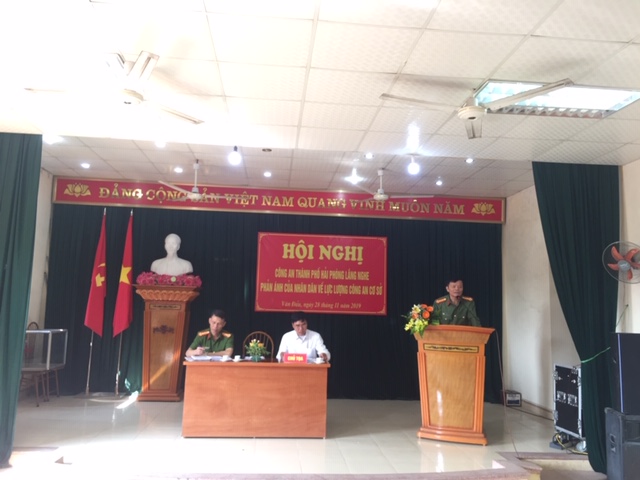 Đại tá Mai Xuân Thắng – Phó Giám đốc CATP tiếp thu góp ý của nhân dân phường Văn Đẩu