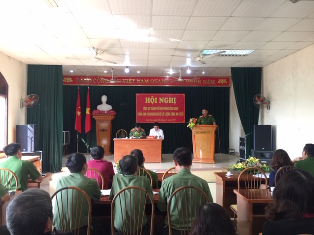 Thượng tá Vũ Xuân Hùng – Trưởng CAQ Kiến An giải trình một số kiến nghị của nhân dân phường Văn Đẩu