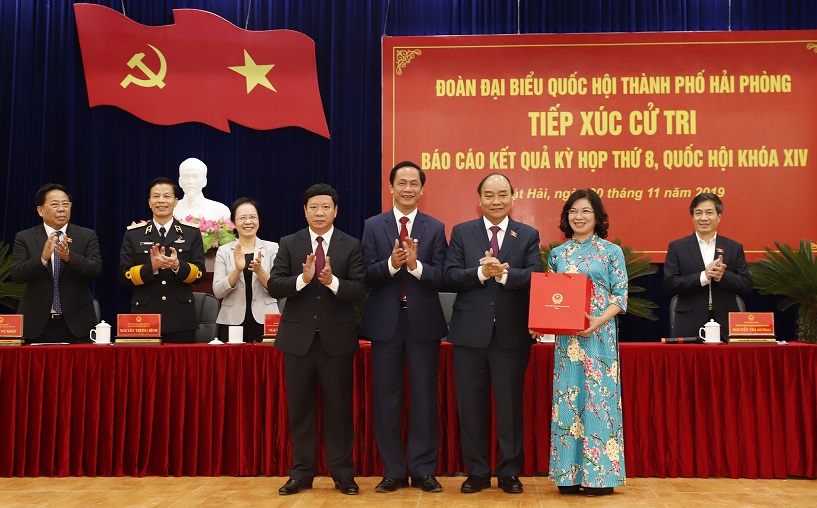 Thủ tướng Nguyễn Xuân Phúc tặng quà Huyện ủy, UBND huyện Cát Hải