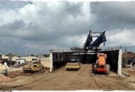 Dự án đầu tư xây dựng cầu sông Hóa: Hoàn thành mặt cầu và đang lắp lan can cầu