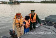 Cảnh sát đường thủy cứu 2 người bị nạn trên sông Cấm