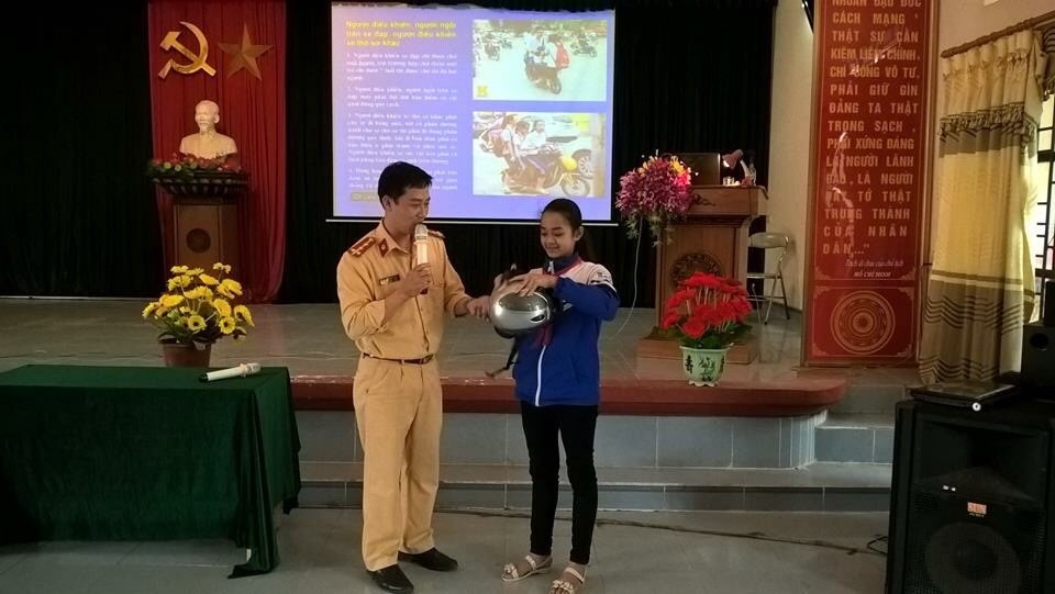 CAH Kiến Thụy tuyên truyền, hướng dẫn cách đội mũ bảo hiểm đúng cách cho học sinh trường THCS Tân Phong