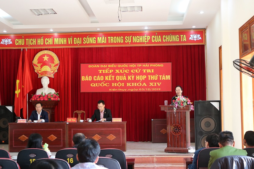 Đồng chí Nguyễn Thị Nghĩa, Phó Bí thư Thường trực Thành ủy, Trưởng Đoàn ĐBQH Hải Phòng phát biểu tại hội nghị