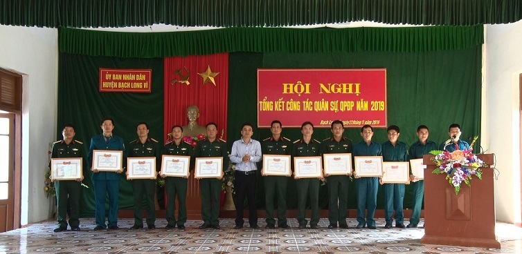 Bí thư Huyện ủy, Chủ tịch UBND huyện Bạch Long Vĩ Trần Quang Tường biểu dương các tập thể, cá nhân có thành tích xuất sắc