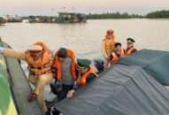 Cứu kịp thời 2 ngư dân bị lật thuyền trên sông Cấm