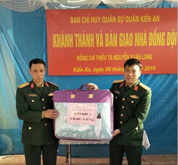 Các phần quà ý nghĩa được trao tặng gia đình đồng chí Nguyễn Xuân Long