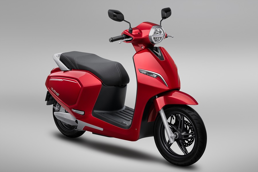 Bên cạnh phần thưởng giành cho tấm huy chương vàng, mỗi thành viên của Đội tuyển bóng đá nữ được tặng 01 xe máy VinFast Klara S trị giá 39,9 triệu đồng