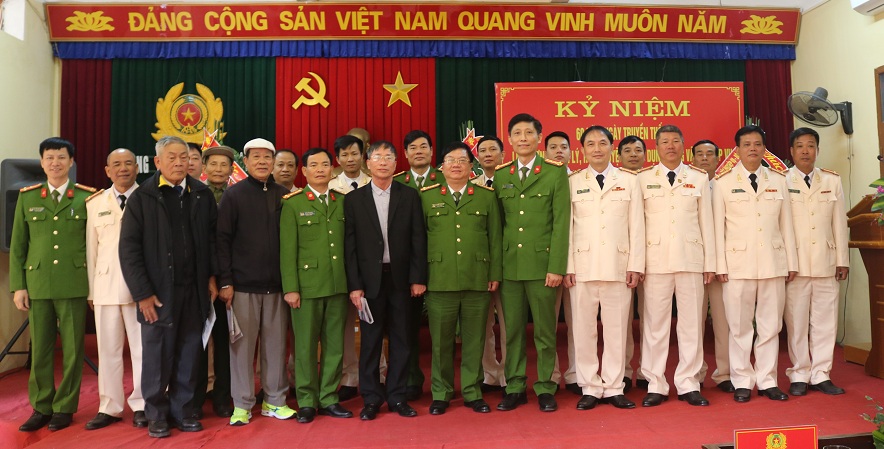 Các đồng chí: Đại tá Nguyễn Trọng Chí – Phó Tư lệnh, Bộ Tư lệnh CSCĐ; Đại tá Phạm Viết Dũng – Phó Giám đốc CATP chụp ảnh lưu niệm cùng lãnh đạo phòng PK02 và Đội Quản Lý, huấn luyện, sử dụng động vật nghiệp vụ qua các thời kỳ