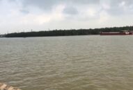 Thuyền cá chìm sau va chạm trên sông, cháu bé 2 tuổi tử vong