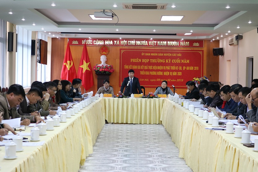 Chủ tịch UBND huyện Cát Hải Phạm Quang Hiển chủ trì phiên họp