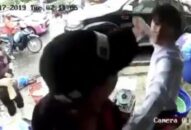 Người đàn ông đi xe bán tải tát tới tấp nữ chủ quầy bán tôm