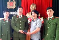 Trao trả tài sản cho người dân đánh rơi