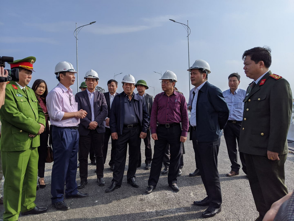 Lãnh đạo 2 đơn vị kiểm tra tiến độ thực hiện dự án cầu phao sông Hóa