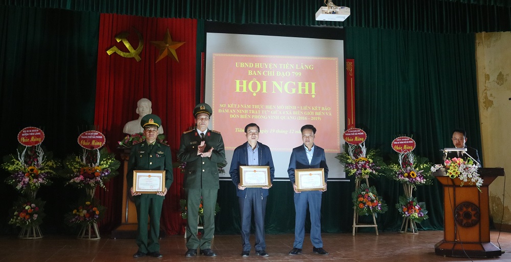 Đại tá Nguyễn Hạnh Phúc trao giấy khen của Cục V05- Bộ Công an tặng 3 tập thể, cá nhân có thành tích trong thực hiện mô hình