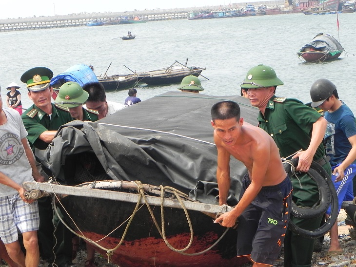 CBCS Đồn Biên phòng Bạch Long Vĩ phối hợp với các lực lượng giúp ngư dân tránh trú bão