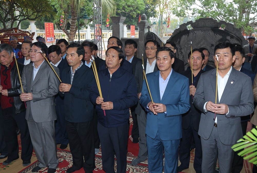 Các đồng chí lãnh đạo thành phố, sở, ngành dâng hương nhân kỷ niệm 434 năm ngày mất của Trạng Trình Nguyễn Bỉnh Khiêm