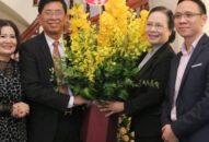 Phó Bí thư thường trực Thành ủy Nguyễn Thị Nghĩa thăm, chúc mừng gia đình giáo dân tiêu biểu