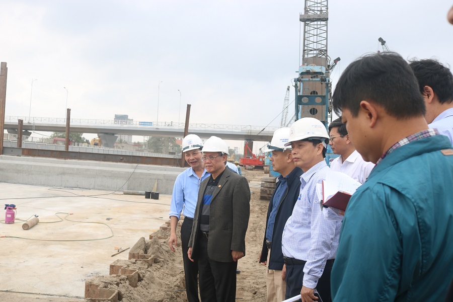 Đồng chí Nguyễn Xuân Bình- Phó chủ tịch Thường trực UBND TP biều dương các hộ dân phường Sở Dầu (Hồng Bàng) đã bàn giao đất thực hiện dự án