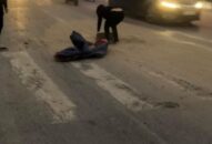 Hai phụ nữ thu dọn cát vương vãi trên đường được người dân khen ngợi