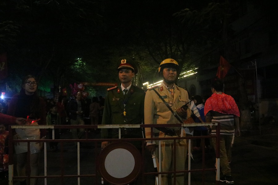 lực lượng CAQ Hồng Bàng phối hợp cùng Phòng cảnh sát giao thông đường bộ sắt tại các khu vực rào chắn