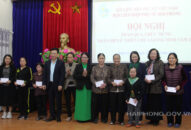 Hội Liên hiệp phụ nữ quận Lê Chân tặng quà các tổ chức tôn giáo nhân dịp Lễ Giáng sinh năm 2019