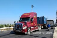 Xe “vô tư” chạy, bất chấp biển cấm