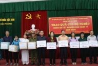 Trao 1.050 suất quà tặng hộ nghèo, người tàn tật, nạn nhân chất độc da cam/dioxin