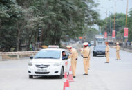 Người ngồi sau không thắt dây an toàn, tài xế bị phạt 1 triệu đồng