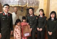 Đoàn thanh niên phòng Quản lý xuất nhập cảnh CATP: Thăm, tặng quà tết các gia đình chính sách có hoàn cảnh khó khăn