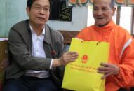 Đoàn đại biểu Quốc hội thành phố thăm, tặng quà gia đình chính sách tại Dương Kinh