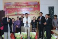 Trao 700 suất quà tặng hộ nghèo