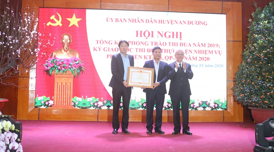Phó Chủ tịch UBND TP Nguyễn Đình Chuyến trao bằng khen của Thủ tướng Chính phủ tặng cán bộ và nhân dân xã Đồng Thái 