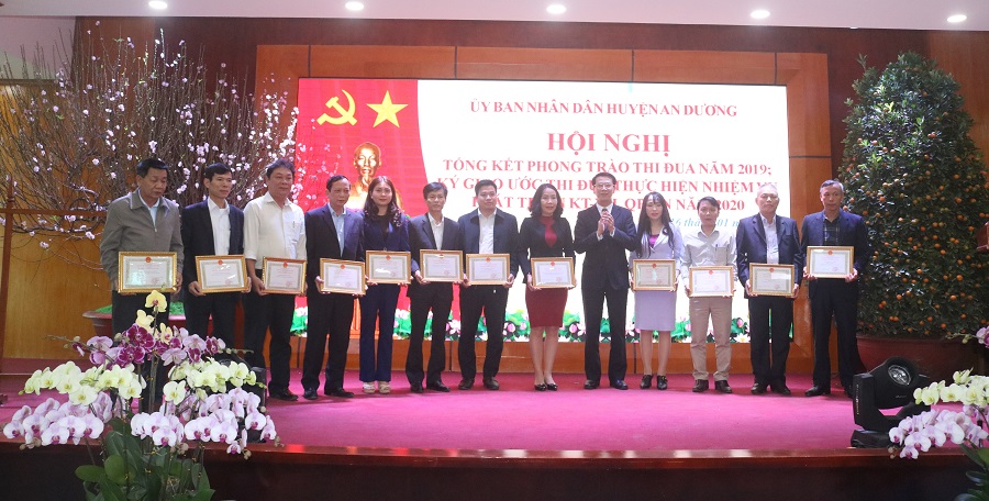 Đồng chí Bùi Đức Quang- Phó Chủ tịch HĐND thành phố trao thưởng cho các tập thể có thành tích xuất sắc trong 