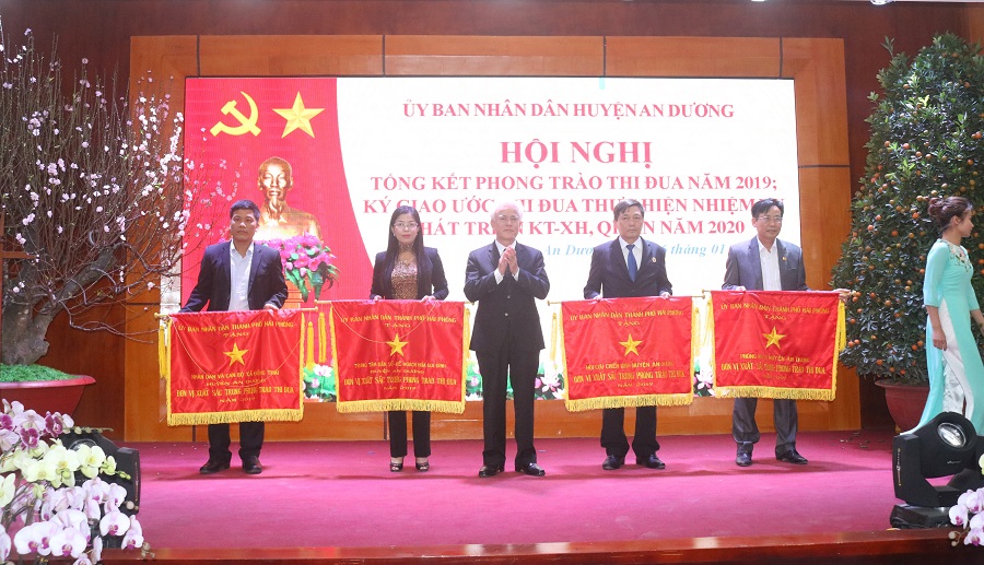 Đồng chí Nguyễn Đình Chuyến- Phó Chủ tịch UBND TP trao cờ thi đua các đơn vị 