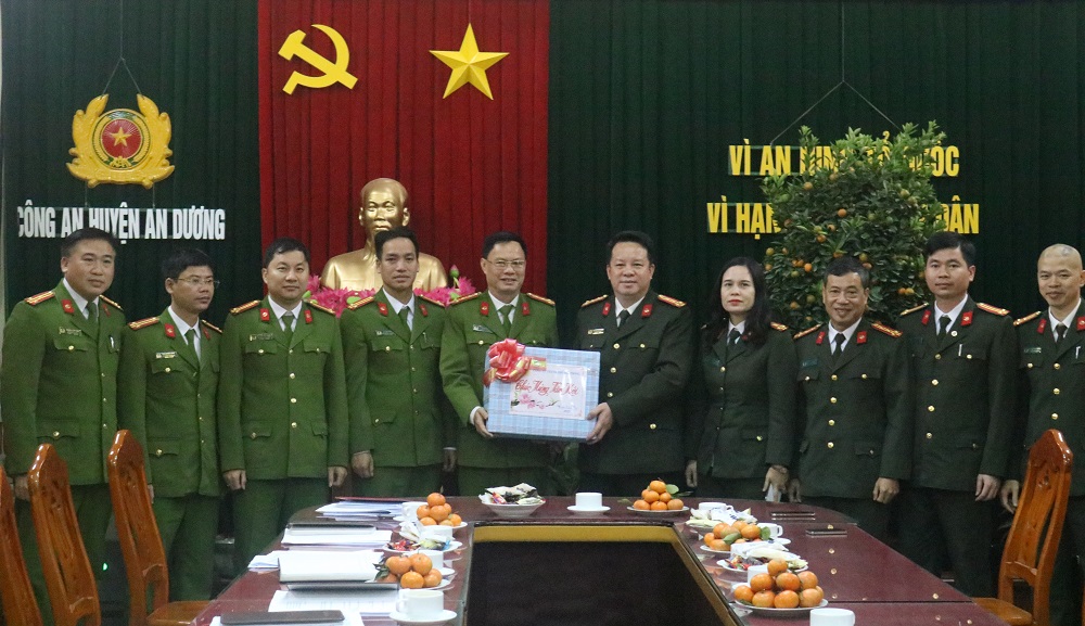 Đồng chí Đại tá Nguyễn Quốc Hùng- Phó giám đốc CATP tặng quà Tết cán bộ chiến sĩ CAH An Dương