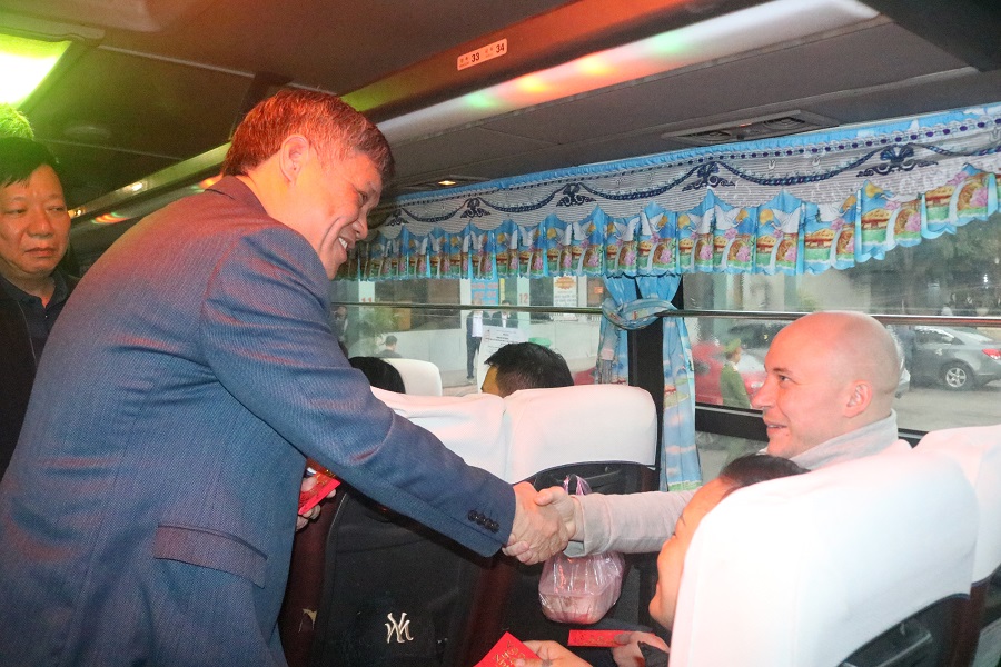 Phó Chủ tịch Thường trực UBND TP Nguyễn Xuân Bình đến động viên, trao lì xì cho các hành khách đi chuyến xe cuối cùng 