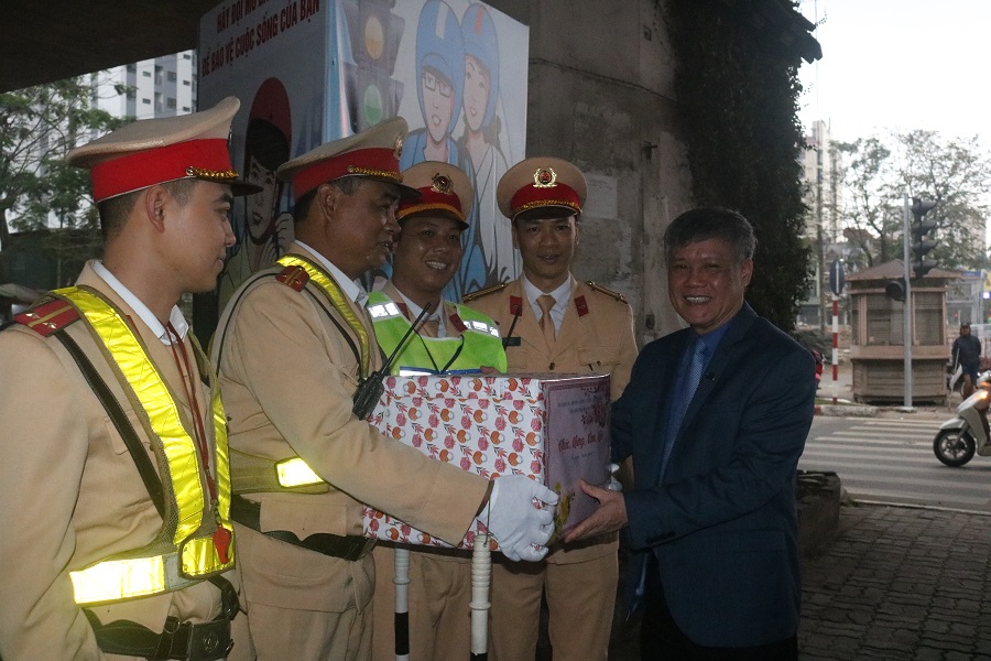 Đồng chí Nguyễn Xuân Bình tặng quà động viên cán bộ, chiến sĩ cảnh sát giao thông làm nhiệm vụ
