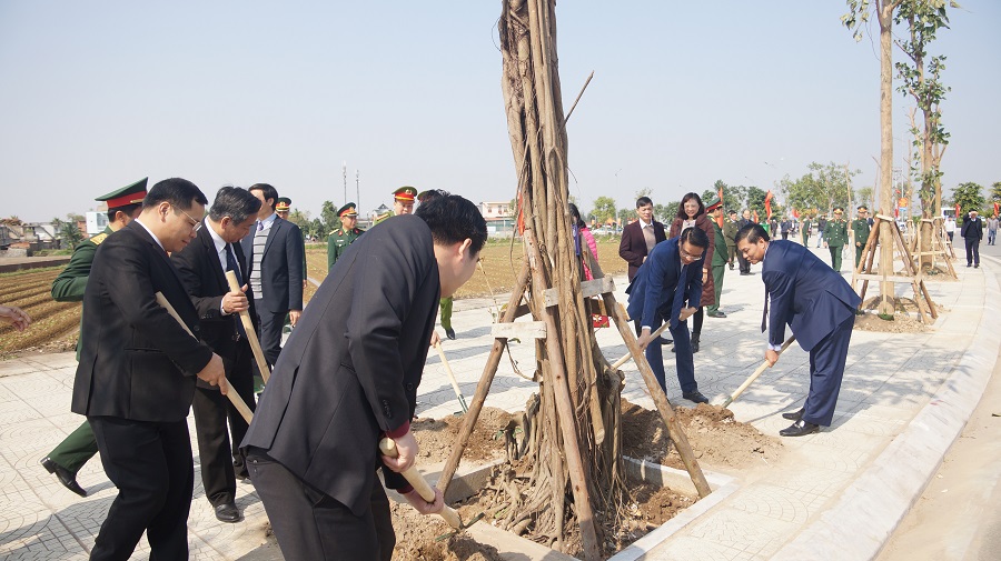 Đồng chí Nguyễn Văn Tùng- Chủ tịch UBND TP tham gia trồng cây tại Khu di tích Quốc gia đặc biệt Đền thờ Trạng Trình Nguyễn Bỉnh khiêm